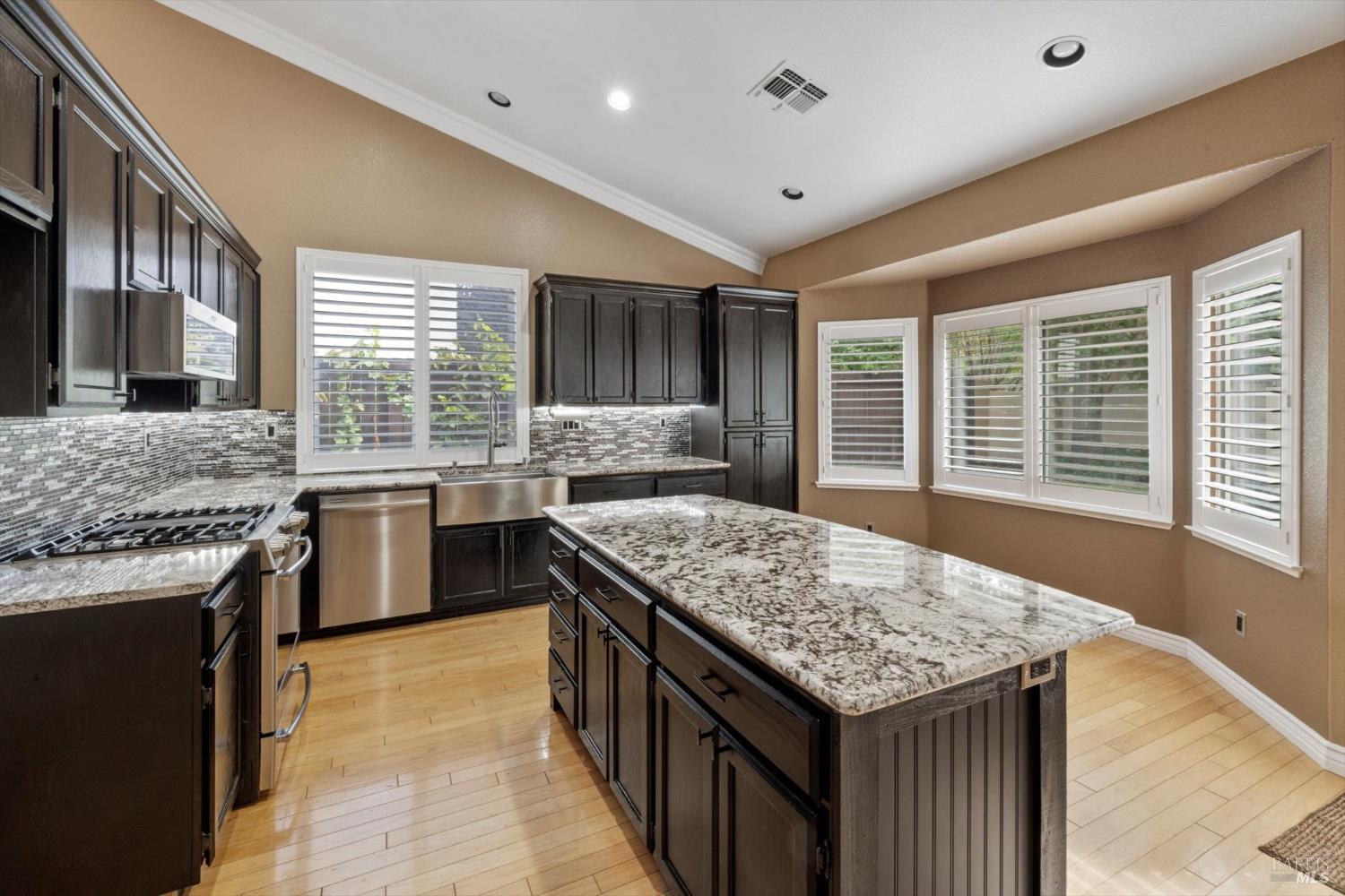 Detail Gallery Image 15 of 72 For 918 Moonstone Ct, Vacaville,  CA 95687 - 4 Beds | 3 Baths