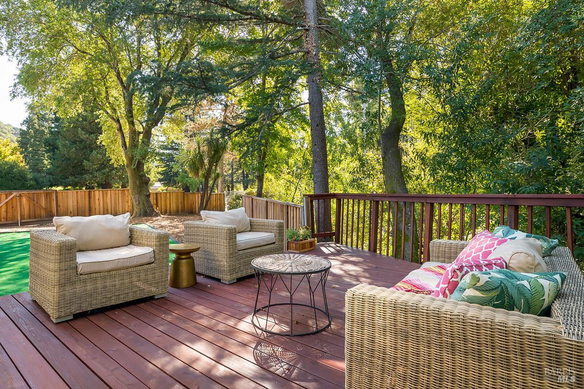 Detail Gallery Image 2 of 15 For 3 Glen Dr, Fairfax,  CA 94930 - 3 Beds | 2/1 Baths