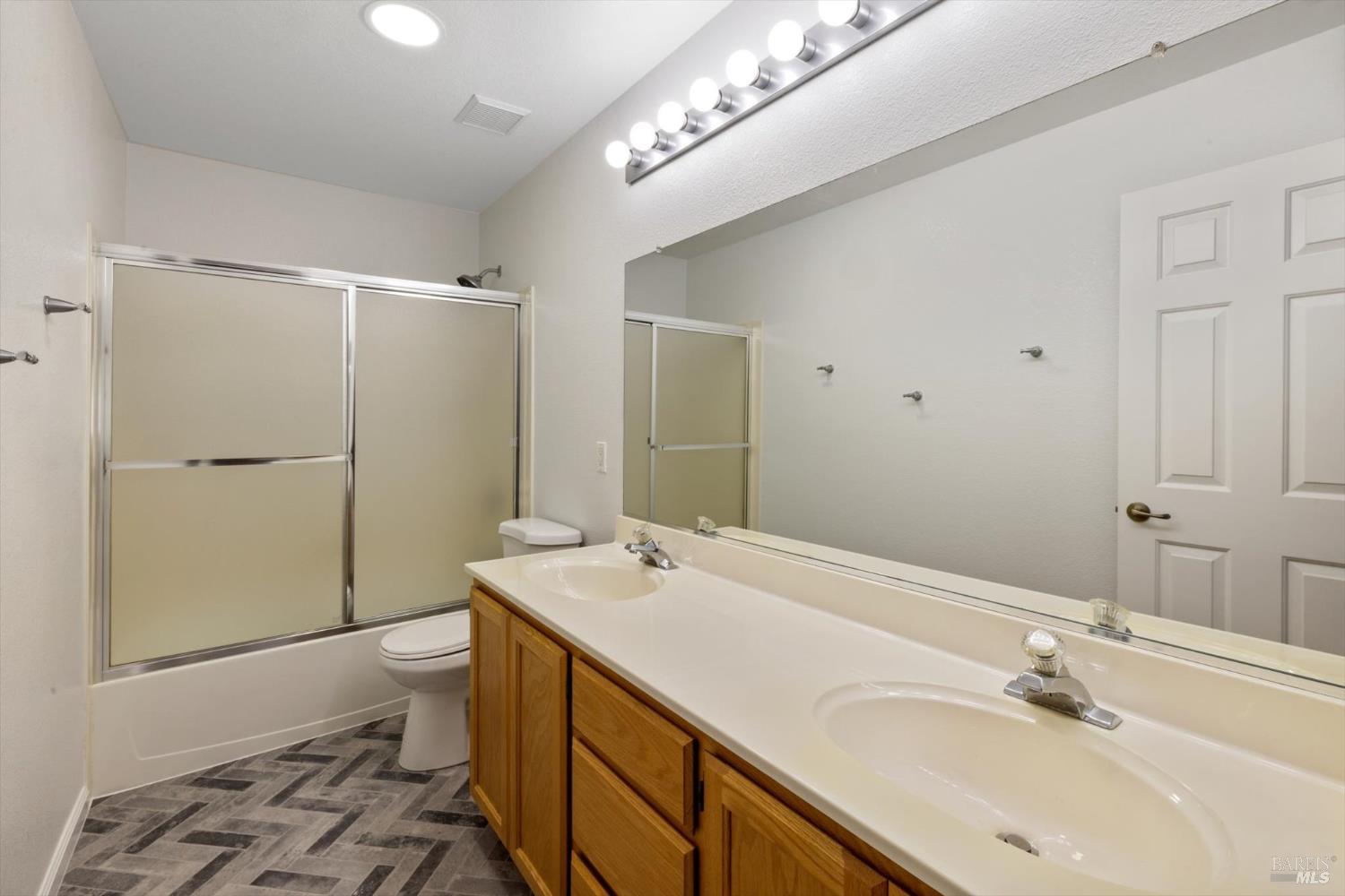 Detail Gallery Image 33 of 72 For 918 Moonstone Ct, Vacaville,  CA 95687 - 4 Beds | 3 Baths