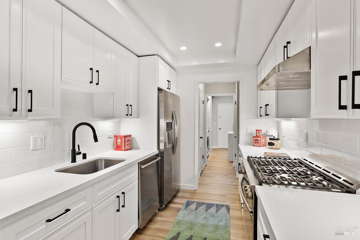 Detail Gallery Image 8 of 15 For 3 Glen Dr, Fairfax,  CA 94930 - 3 Beds | 2/1 Baths