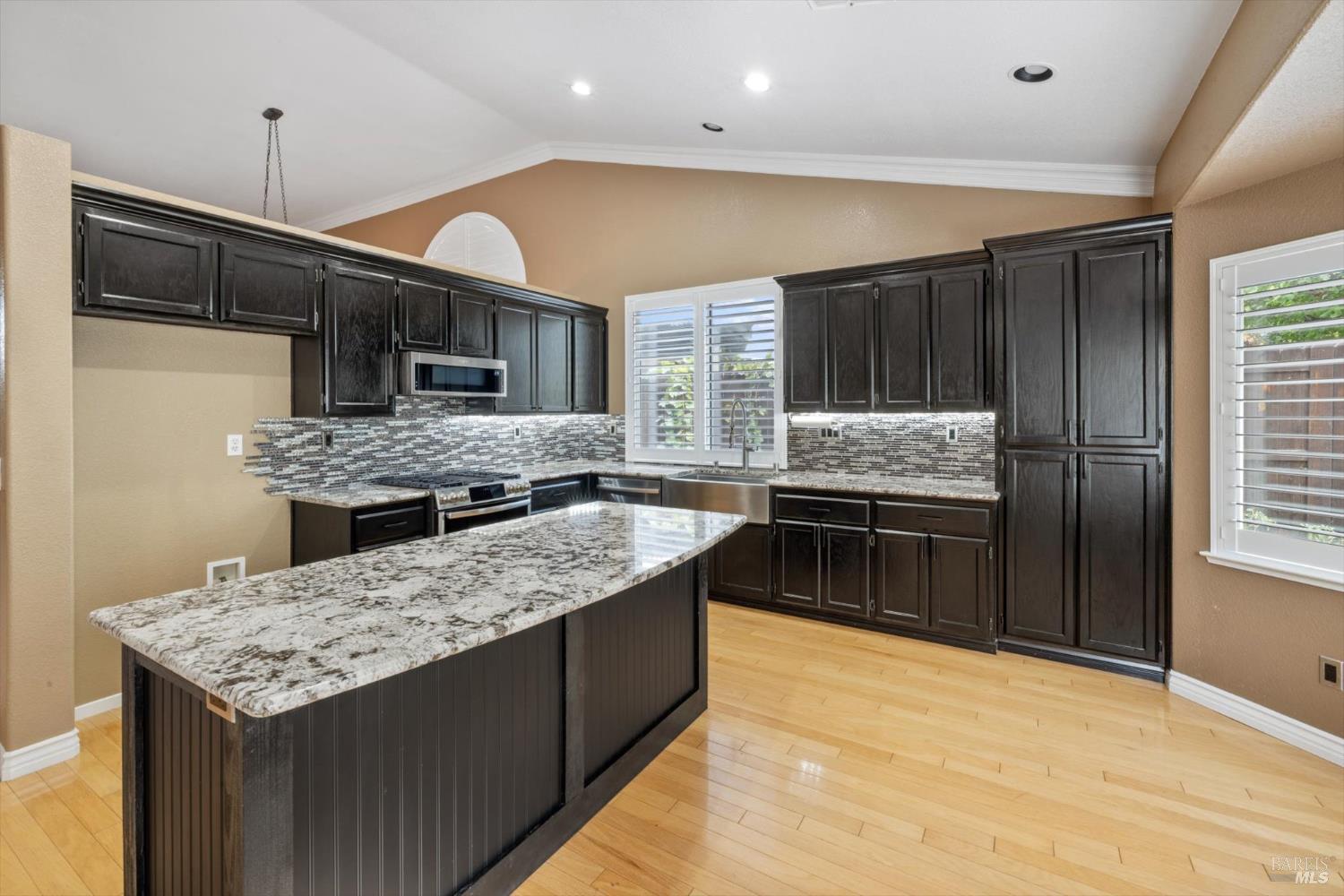 Detail Gallery Image 18 of 72 For 918 Moonstone Ct, Vacaville,  CA 95687 - 4 Beds | 3 Baths