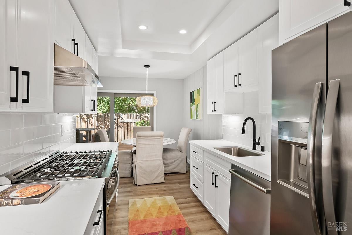 Detail Gallery Image 9 of 15 For 3 Glen Dr, Fairfax,  CA 94930 - 3 Beds | 2/1 Baths