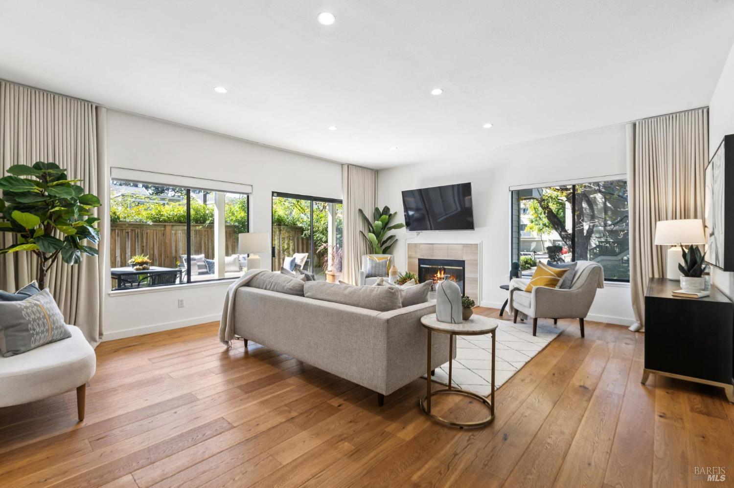 Detail Gallery Image 3 of 54 For 121 Eucalyptus Knoll St, Mill Valley,  CA 94941 - 2 Beds | 2 Baths