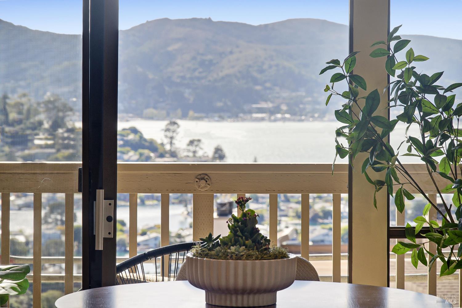 Detail Gallery Image 6 of 34 For 60 Marinero Cir, Tiburon,  CA 94920 - 2 Beds | 2/1 Baths