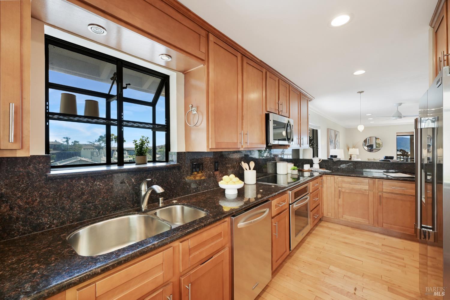 Detail Gallery Image 14 of 34 For 60 Marinero Cir, Tiburon,  CA 94920 - 2 Beds | 2/1 Baths