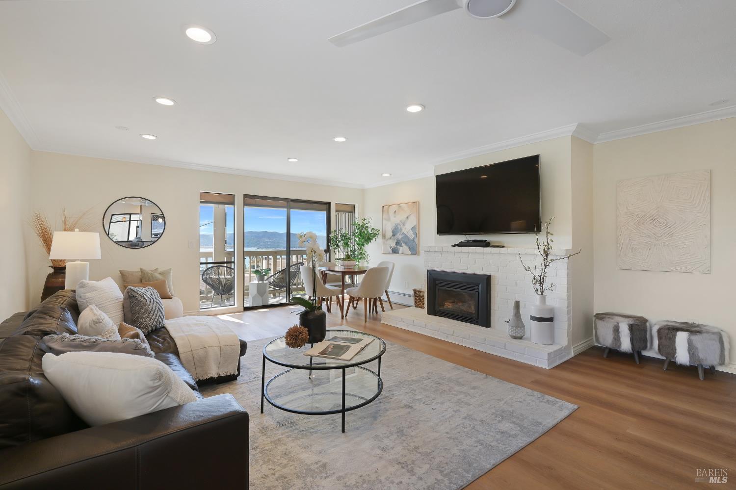 Detail Gallery Image 5 of 34 For 60 Marinero Cir, Tiburon,  CA 94920 - 2 Beds | 2/1 Baths