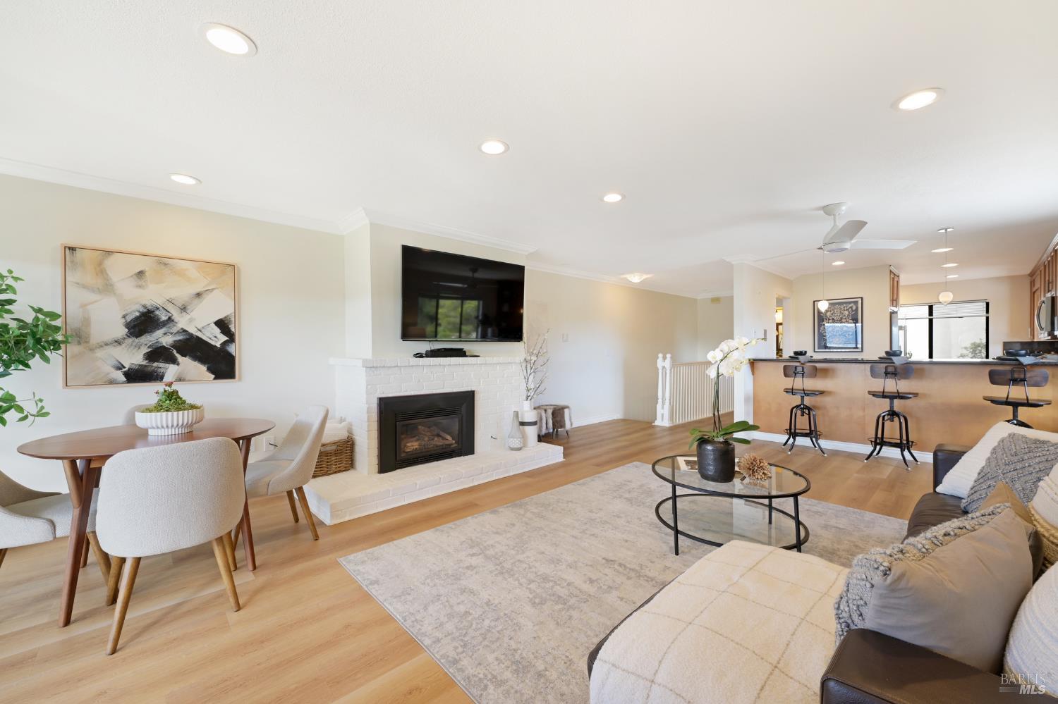 Detail Gallery Image 8 of 34 For 60 Marinero Cir, Tiburon,  CA 94920 - 2 Beds | 2/1 Baths