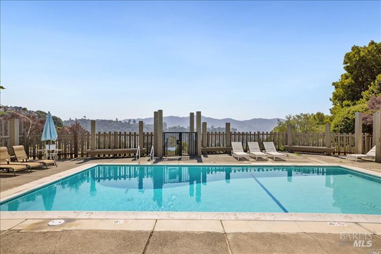 Detail Gallery Image 28 of 34 For 60 Marinero Cir, Tiburon,  CA 94920 - 2 Beds | 2/1 Baths