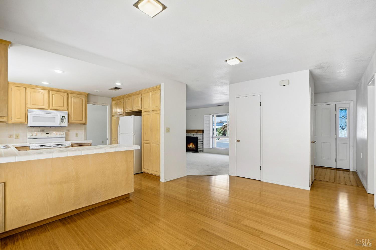 Detail Gallery Image 9 of 18 For 316 Green Field Cir, Santa Rosa,  CA 95409 - 2 Beds | 2 Baths