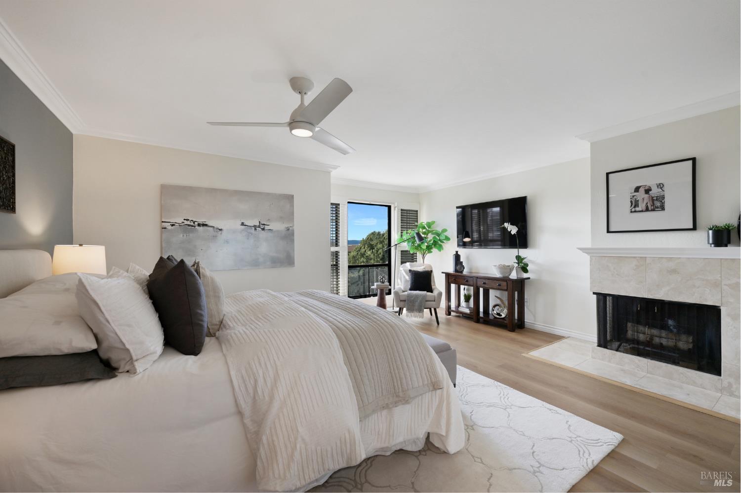 Detail Gallery Image 17 of 34 For 60 Marinero Cir, Tiburon,  CA 94920 - 2 Beds | 2/1 Baths