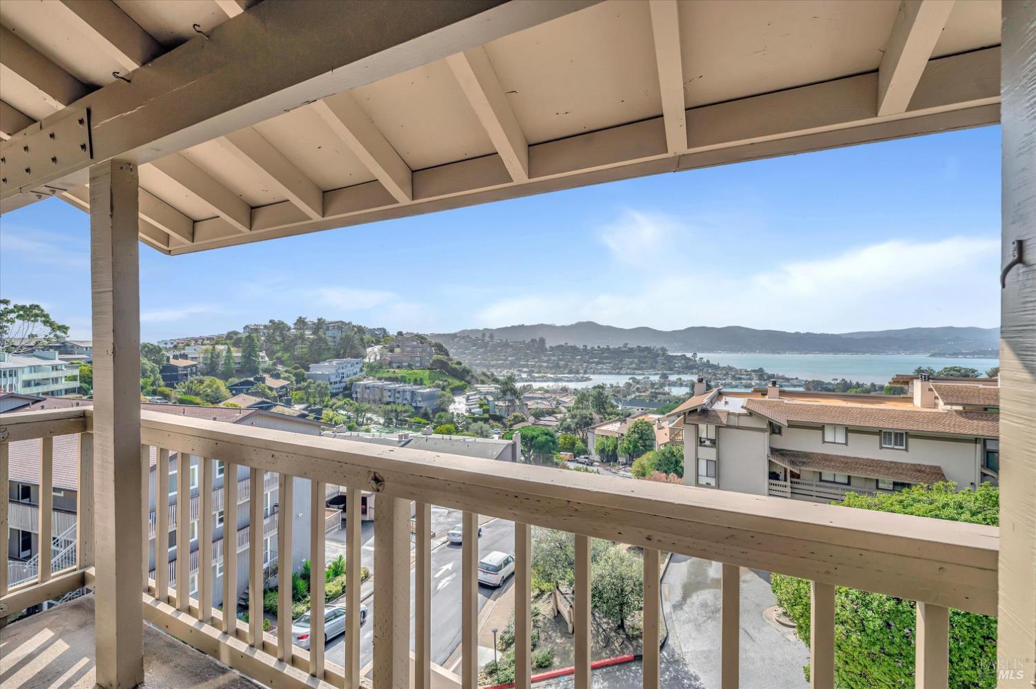 Detail Gallery Image 7 of 34 For 60 Marinero Cir, Tiburon,  CA 94920 - 2 Beds | 2/1 Baths