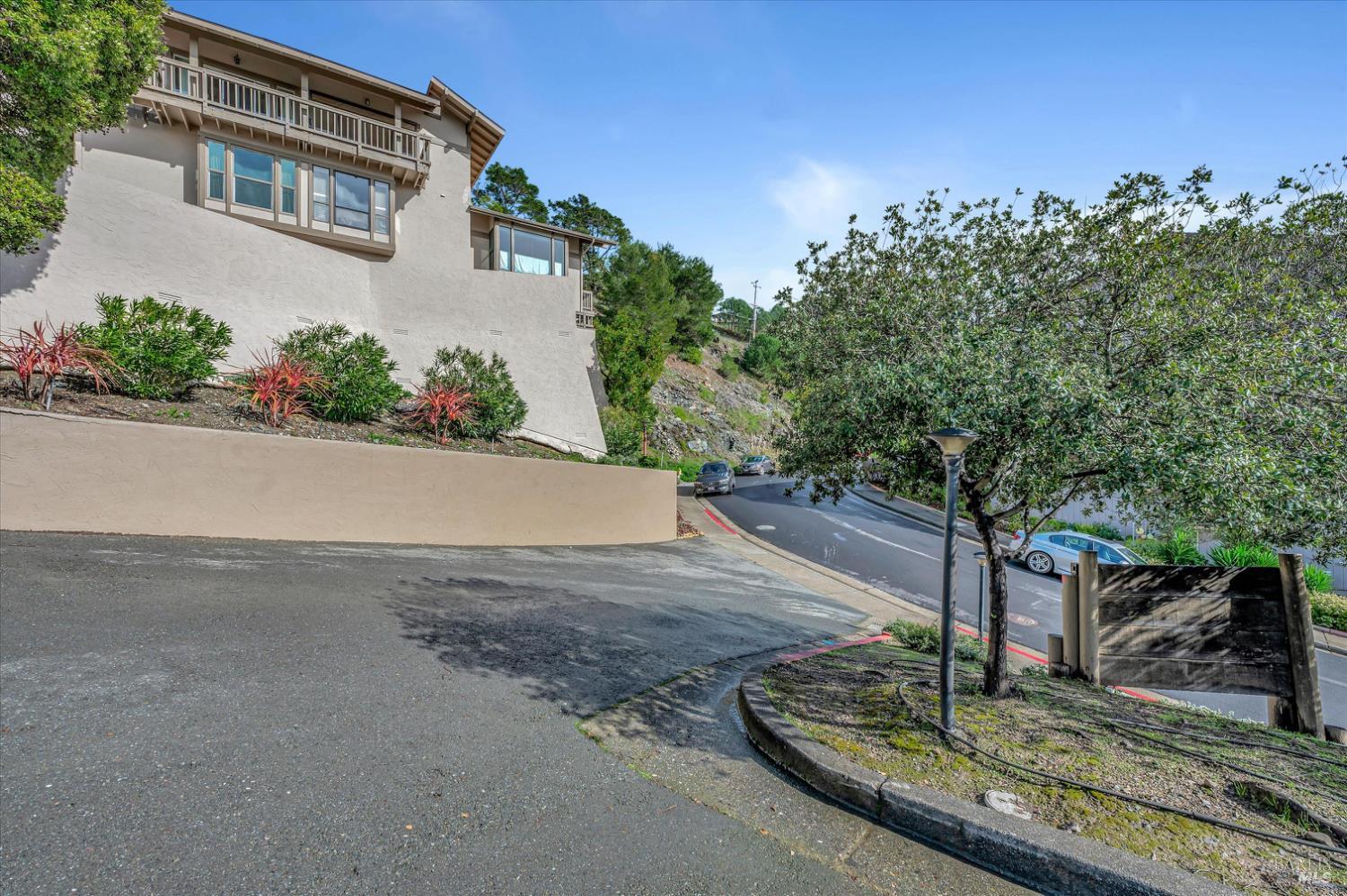 Detail Gallery Image 30 of 34 For 60 Marinero Cir, Tiburon,  CA 94920 - 2 Beds | 2/1 Baths