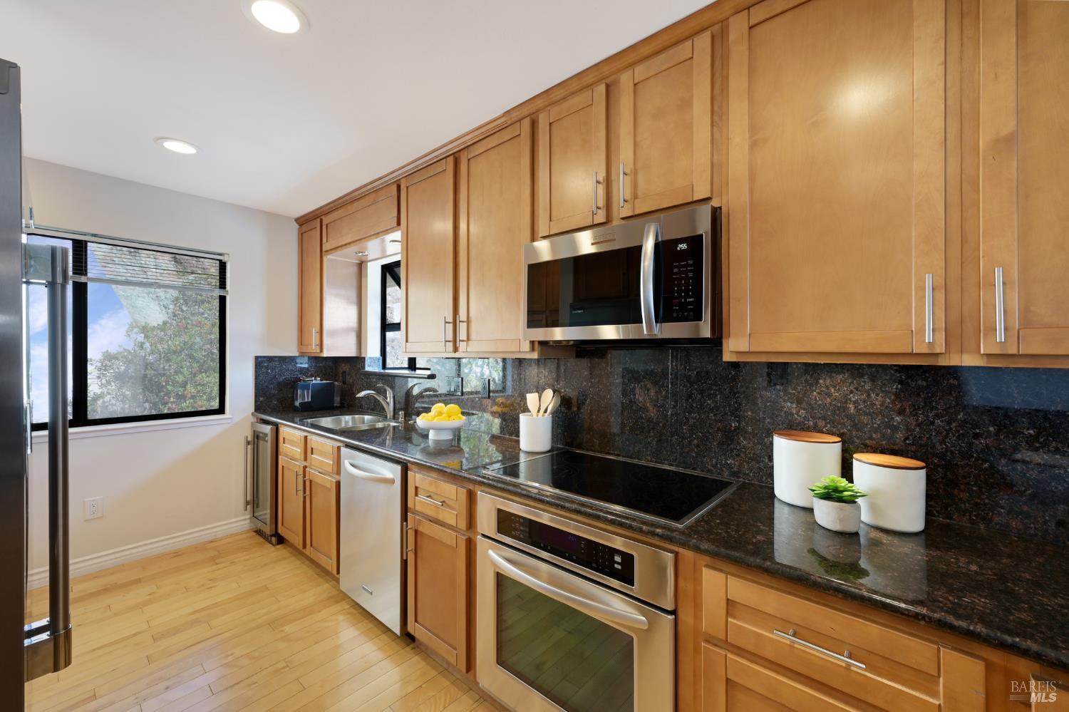 Detail Gallery Image 13 of 34 For 60 Marinero Cir, Tiburon,  CA 94920 - 2 Beds | 2/1 Baths