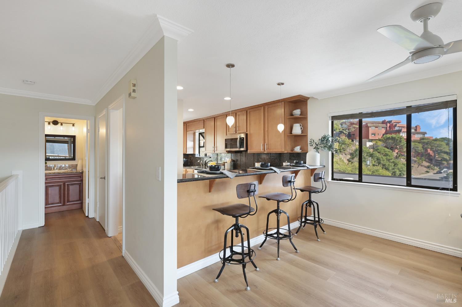 Detail Gallery Image 11 of 34 For 60 Marinero Cir, Tiburon,  CA 94920 - 2 Beds | 2/1 Baths