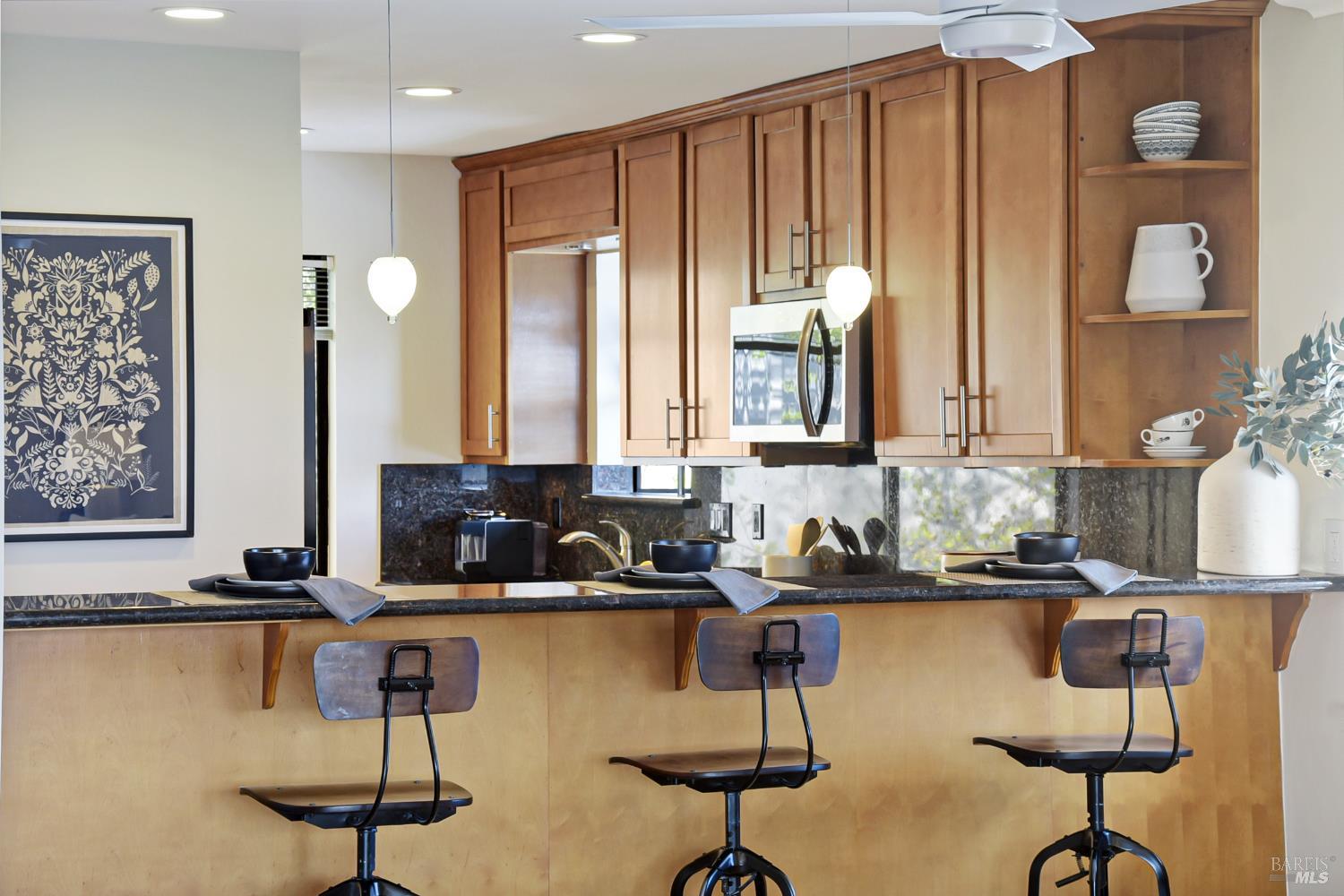 Detail Gallery Image 10 of 34 For 60 Marinero Cir, Tiburon,  CA 94920 - 2 Beds | 2/1 Baths