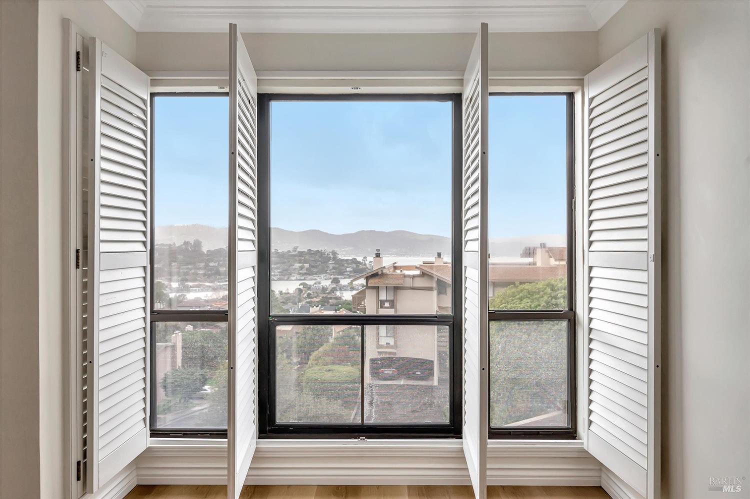 Detail Gallery Image 20 of 34 For 60 Marinero Cir, Tiburon,  CA 94920 - 2 Beds | 2/1 Baths