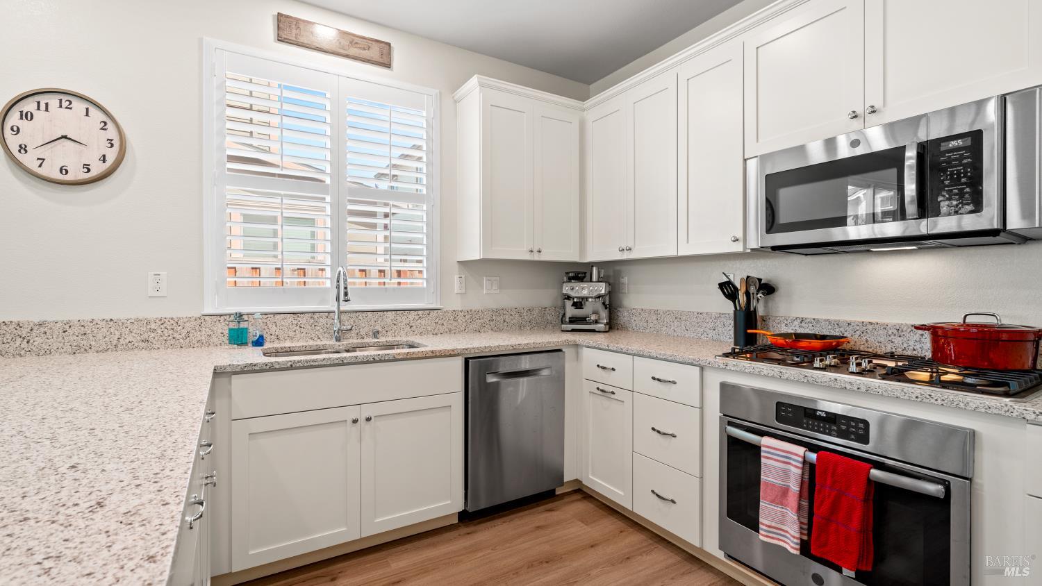 Detail Gallery Image 11 of 37 For 1623 Winterberry Ln, Rohnert Park,  CA 94928 - 4 Beds | 3 Baths