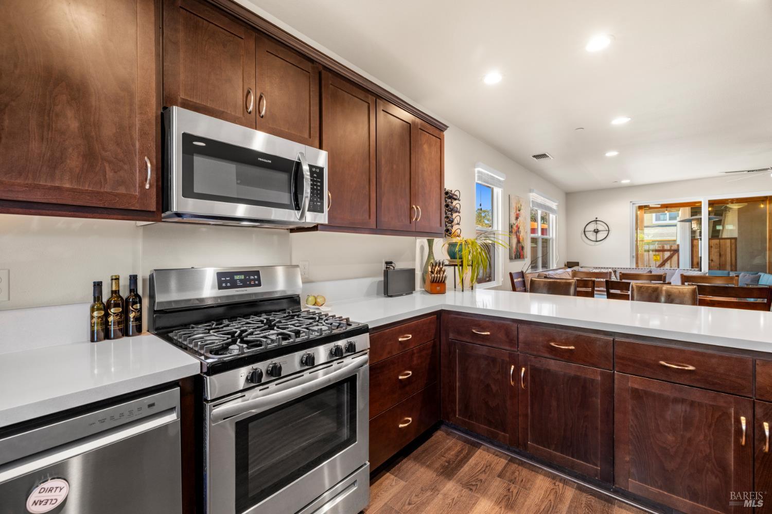 Detail Gallery Image 6 of 39 For 948 Brunello Dr, Santa Rosa,  CA 95407 - 4 Beds | 3 Baths