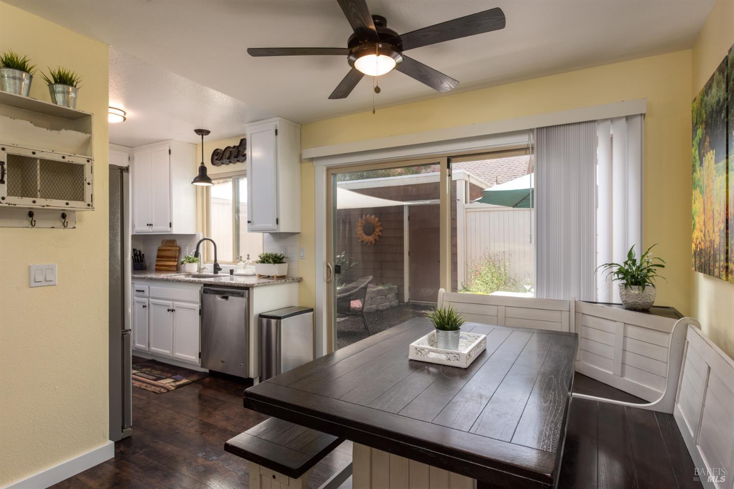 Detail Gallery Image 9 of 35 For 2734 Lakeview Dr, Santa Rosa,  CA 95405 - 3 Beds | 2 Baths