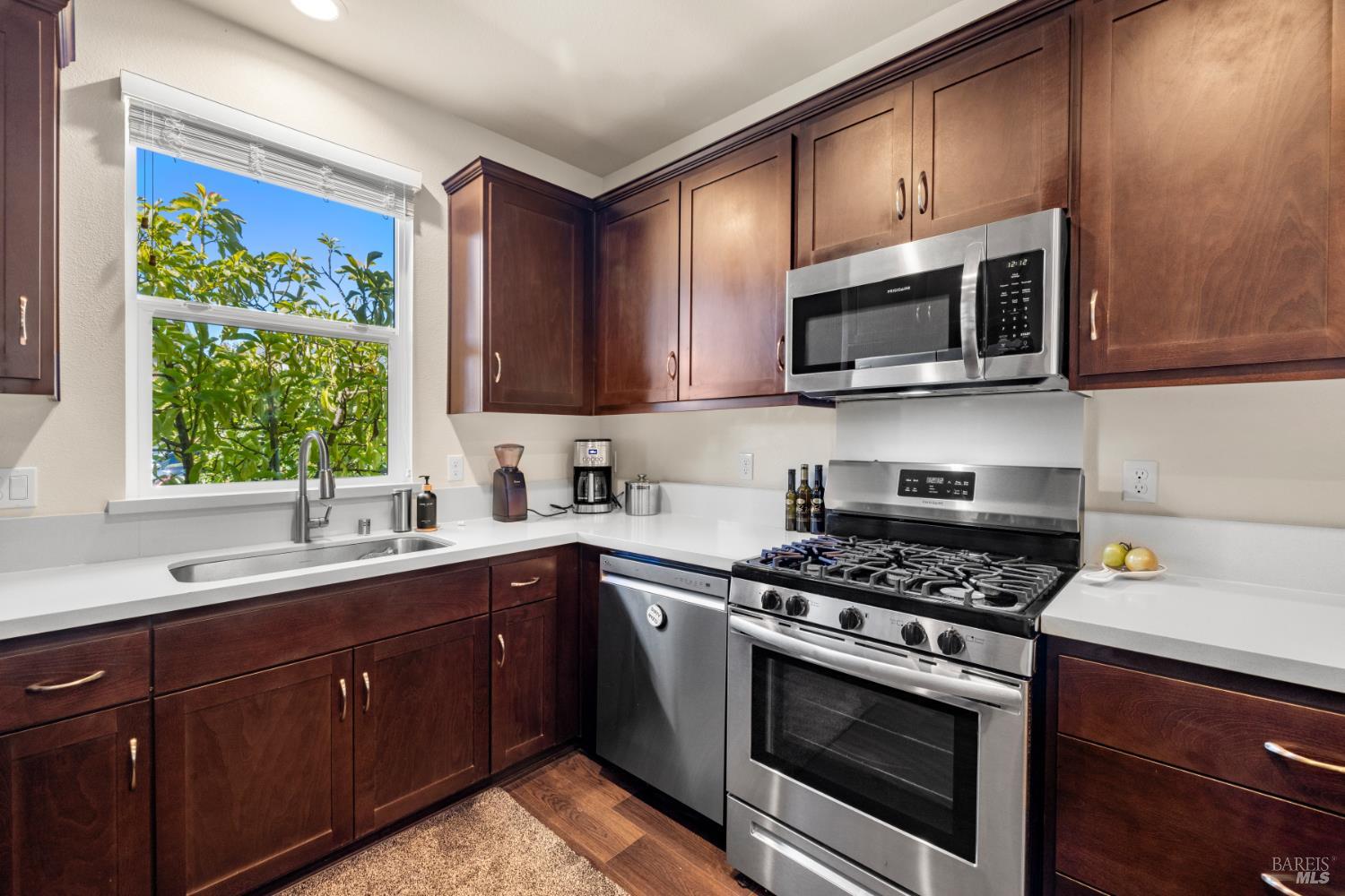 Detail Gallery Image 8 of 39 For 948 Brunello Dr, Santa Rosa,  CA 95407 - 4 Beds | 3 Baths