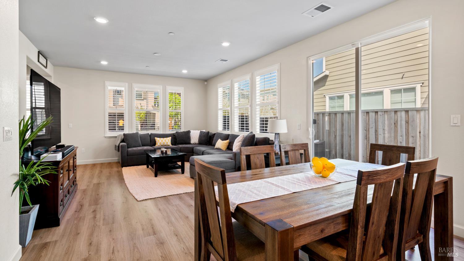 Detail Gallery Image 14 of 37 For 1623 Winterberry Ln, Rohnert Park,  CA 94928 - 4 Beds | 3 Baths