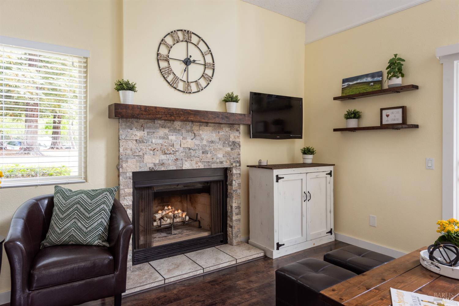 Detail Gallery Image 6 of 35 For 2734 Lakeview Dr, Santa Rosa,  CA 95405 - 3 Beds | 2 Baths