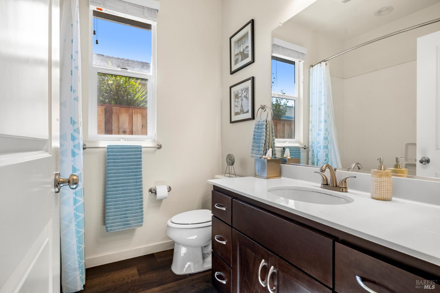 Detail Gallery Image 13 of 39 For 948 Brunello Dr, Santa Rosa,  CA 95407 - 4 Beds | 3 Baths