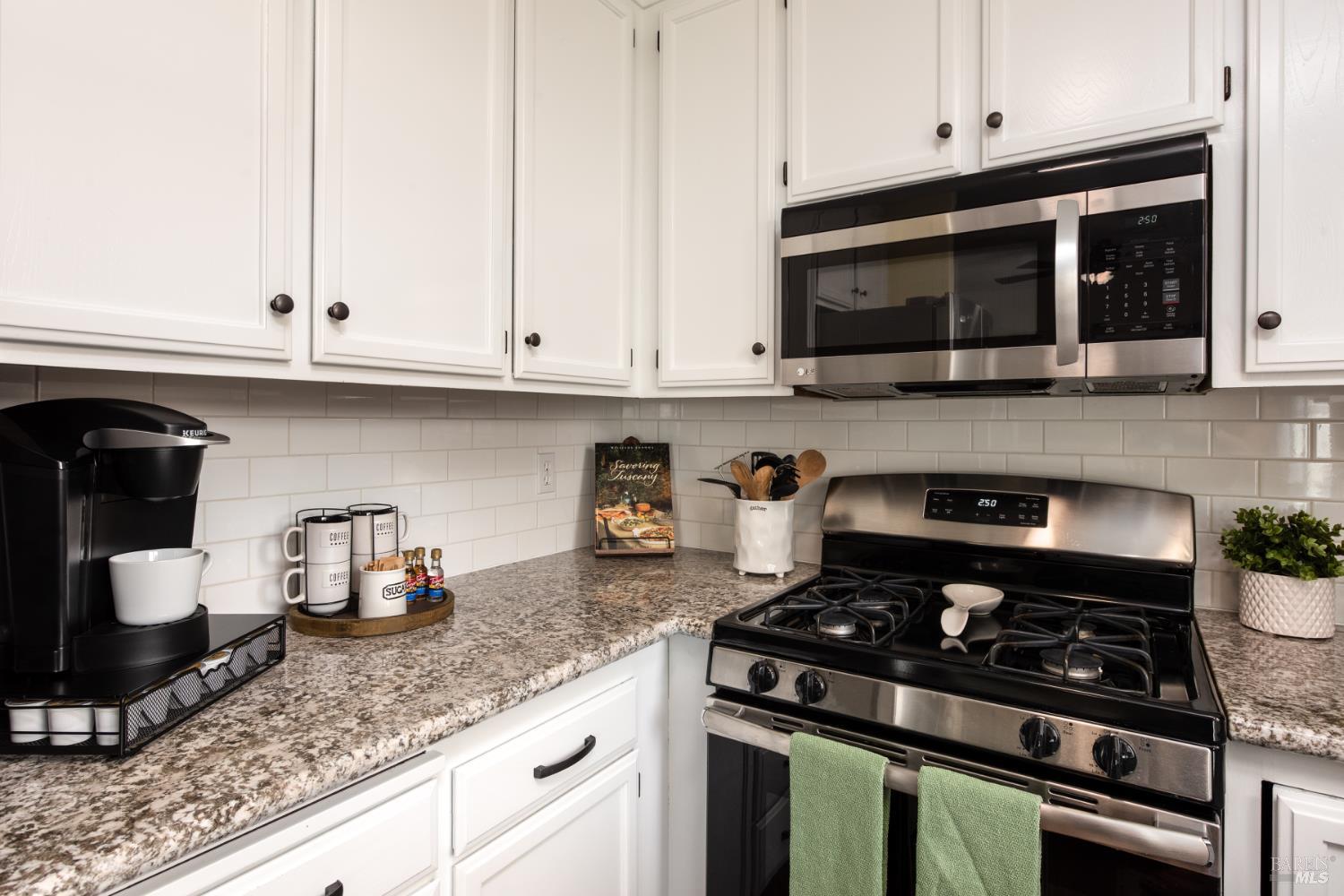 Detail Gallery Image 12 of 35 For 2734 Lakeview Dr, Santa Rosa,  CA 95405 - 3 Beds | 2 Baths