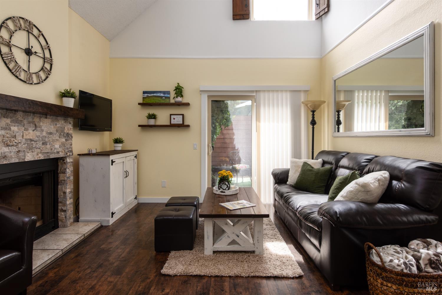 Detail Gallery Image 4 of 35 For 2734 Lakeview Dr, Santa Rosa,  CA 95405 - 3 Beds | 2 Baths