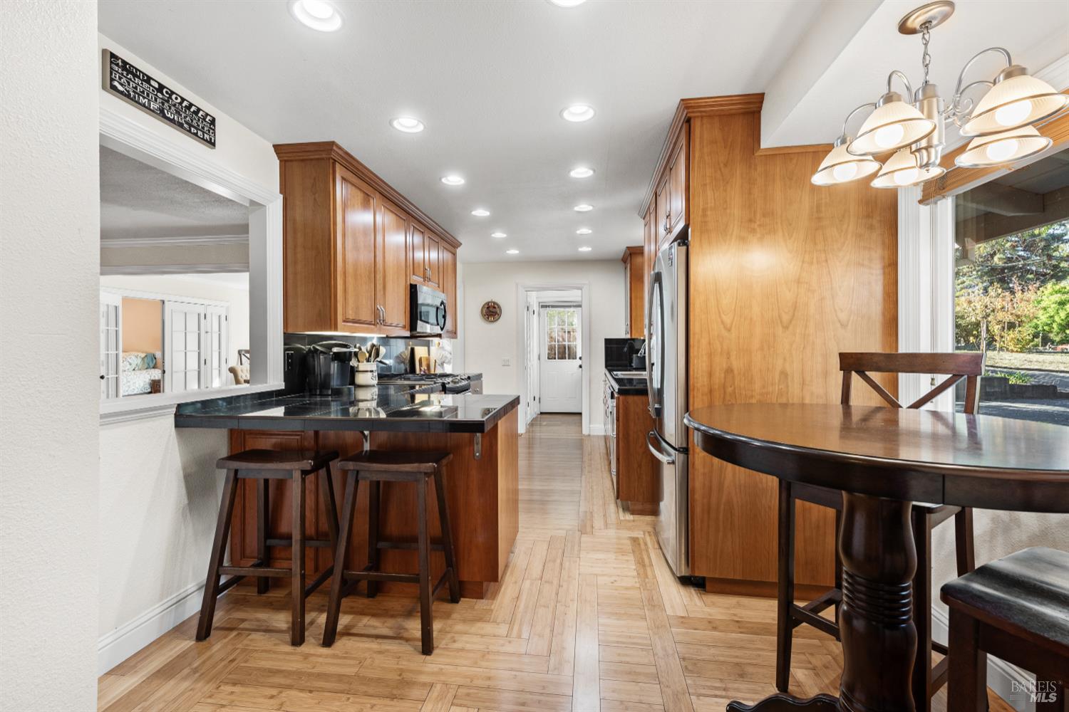 Detail Gallery Image 4 of 34 For 1888 Judson Ln, Santa Rosa,  CA 95401 - 4 Beds | 3 Baths