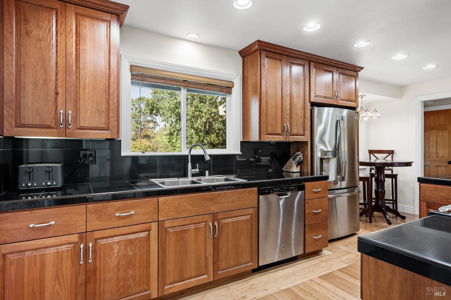 Detail Gallery Image 6 of 34 For 1888 Judson Ln, Santa Rosa,  CA 95401 - 4 Beds | 3 Baths