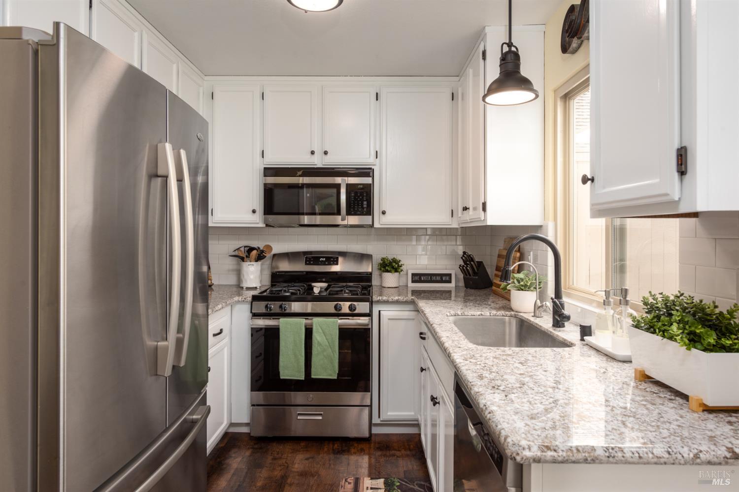 Detail Gallery Image 11 of 35 For 2734 Lakeview Dr, Santa Rosa,  CA 95405 - 3 Beds | 2 Baths