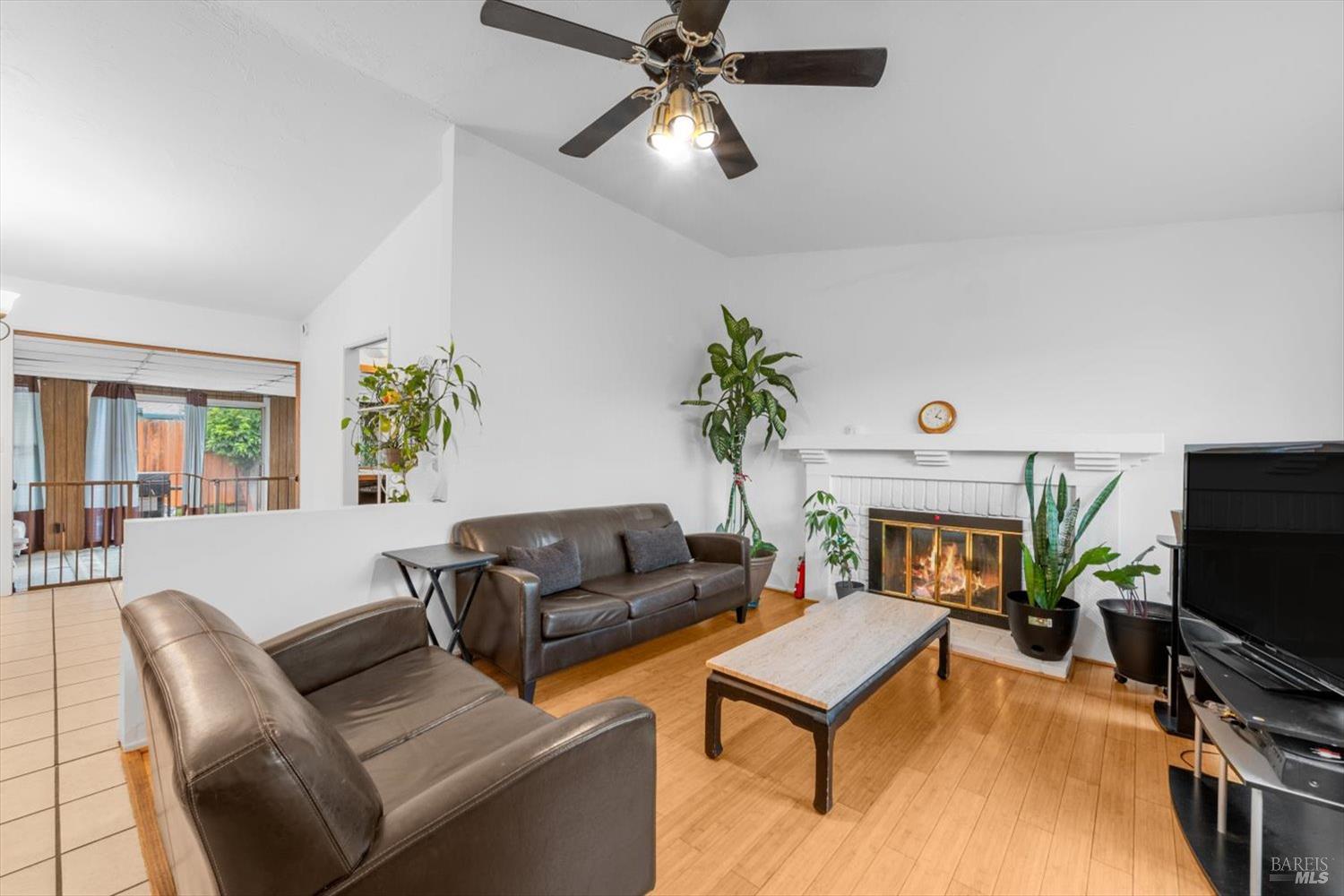 Detail Gallery Image 4 of 15 For 859 S Mcdowell Blvd, Petaluma,  CA 94954 - 3 Beds | 2 Baths