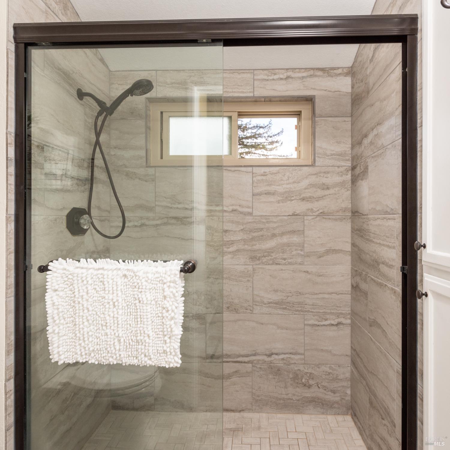 Detail Gallery Image 25 of 35 For 2734 Lakeview Dr, Santa Rosa,  CA 95405 - 3 Beds | 2 Baths