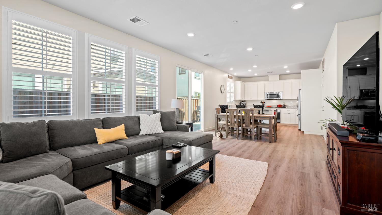 Detail Gallery Image 10 of 37 For 1623 Winterberry Ln, Rohnert Park,  CA 94928 - 4 Beds | 3 Baths