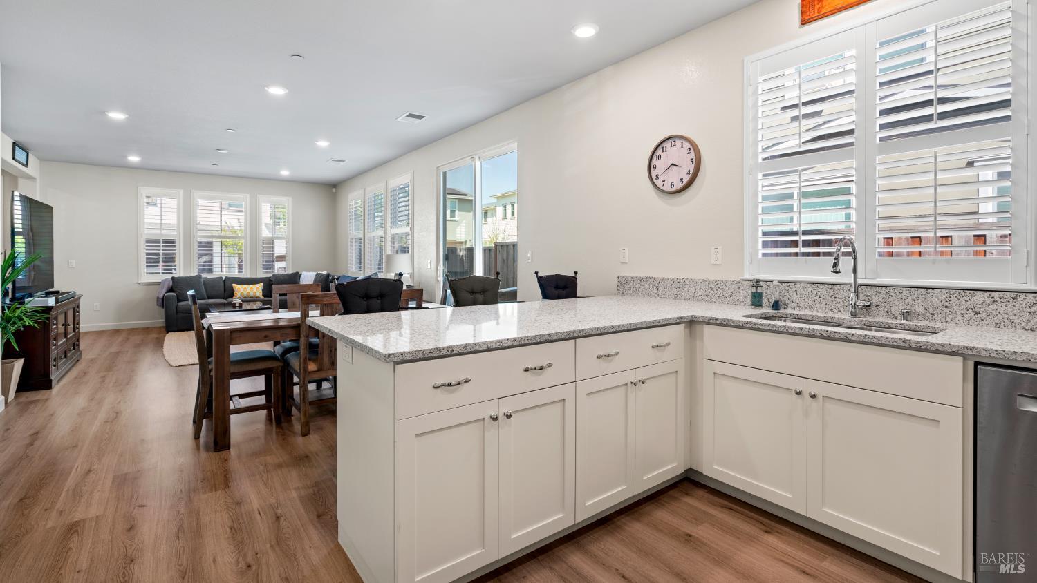 Detail Gallery Image 13 of 37 For 1623 Winterberry Ln, Rohnert Park,  CA 94928 - 4 Beds | 3 Baths