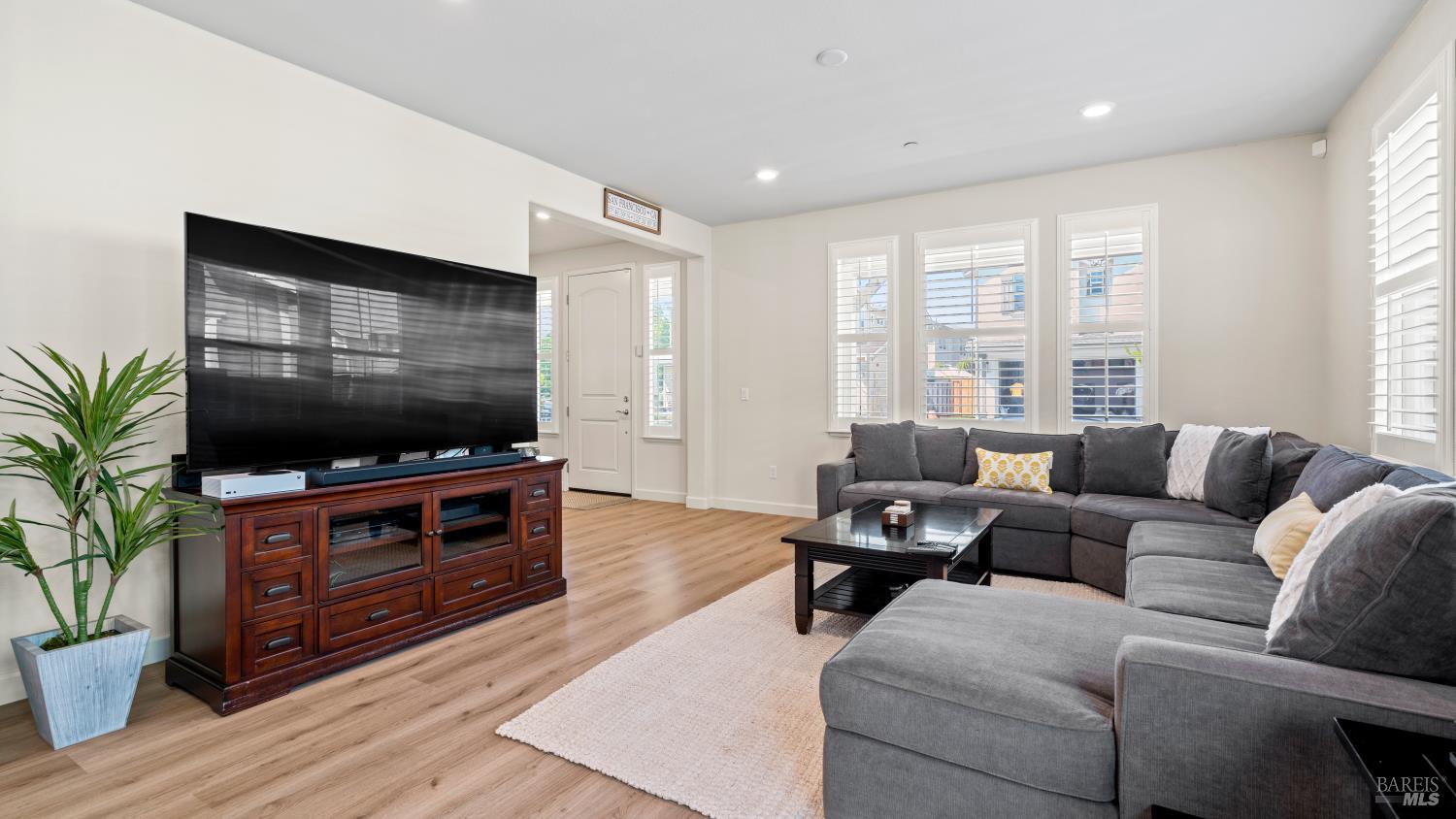 Detail Gallery Image 9 of 37 For 1623 Winterberry Ln, Rohnert Park,  CA 94928 - 4 Beds | 3 Baths