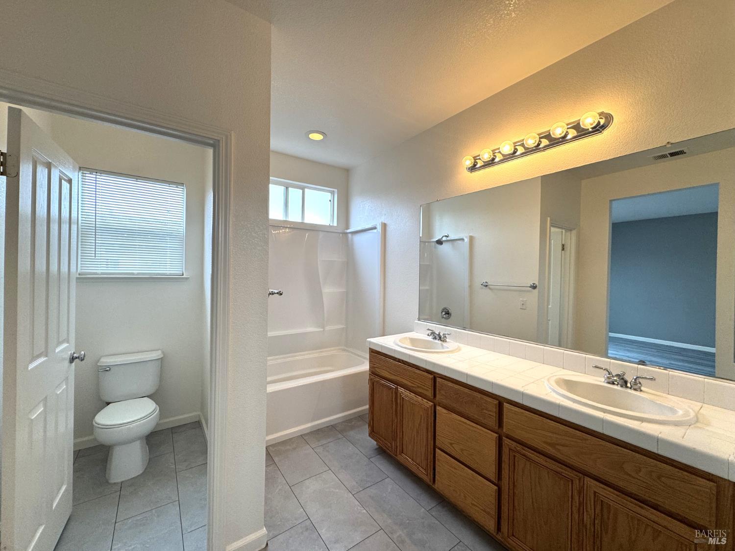 Detail Gallery Image 8 of 17 For 1217 Mateo Dr, Rohnert Park,  CA 94928 - 3 Beds | 2/1 Baths