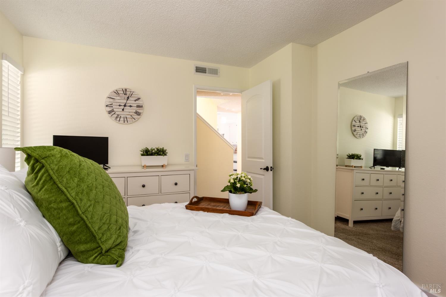 Detail Gallery Image 18 of 35 For 2734 Lakeview Dr, Santa Rosa,  CA 95405 - 3 Beds | 2 Baths