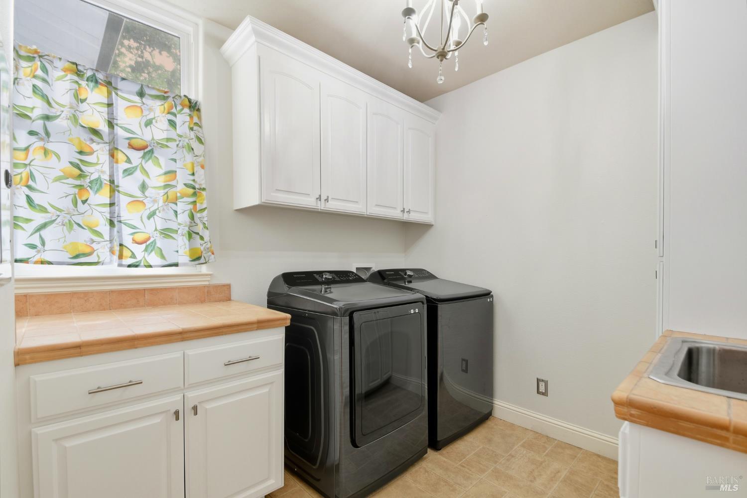 Detail Gallery Image 16 of 30 For 3136 Chanate Rd, Santa Rosa,  CA 95404 - 3 Beds | 2/1 Baths