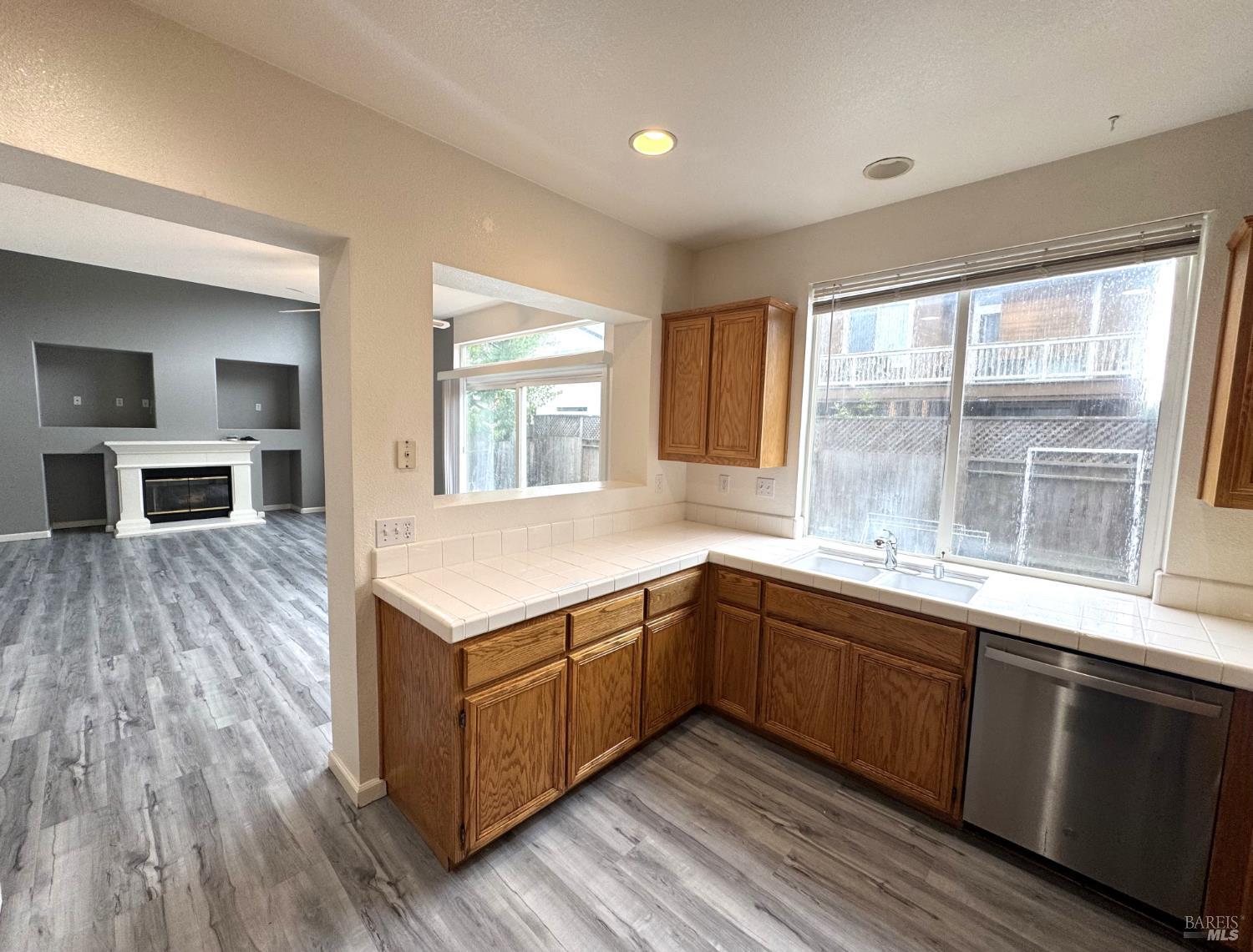 Detail Gallery Image 3 of 17 For 1217 Mateo Dr, Rohnert Park,  CA 94928 - 3 Beds | 2/1 Baths