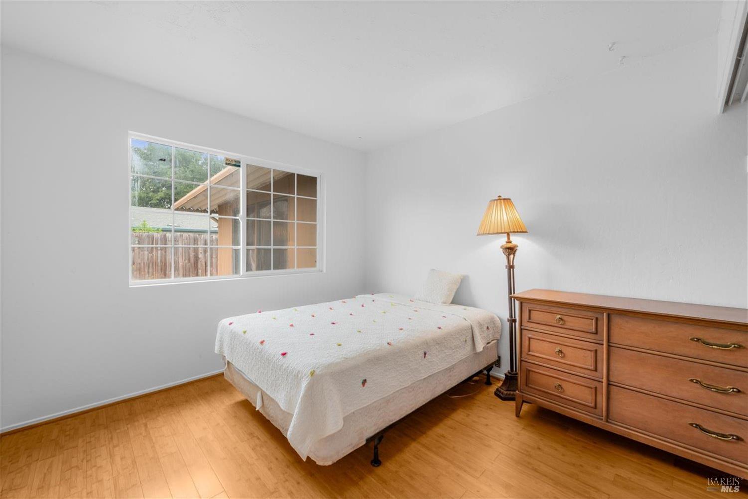 Detail Gallery Image 6 of 15 For 859 S Mcdowell Blvd, Petaluma,  CA 94954 - 3 Beds | 2 Baths