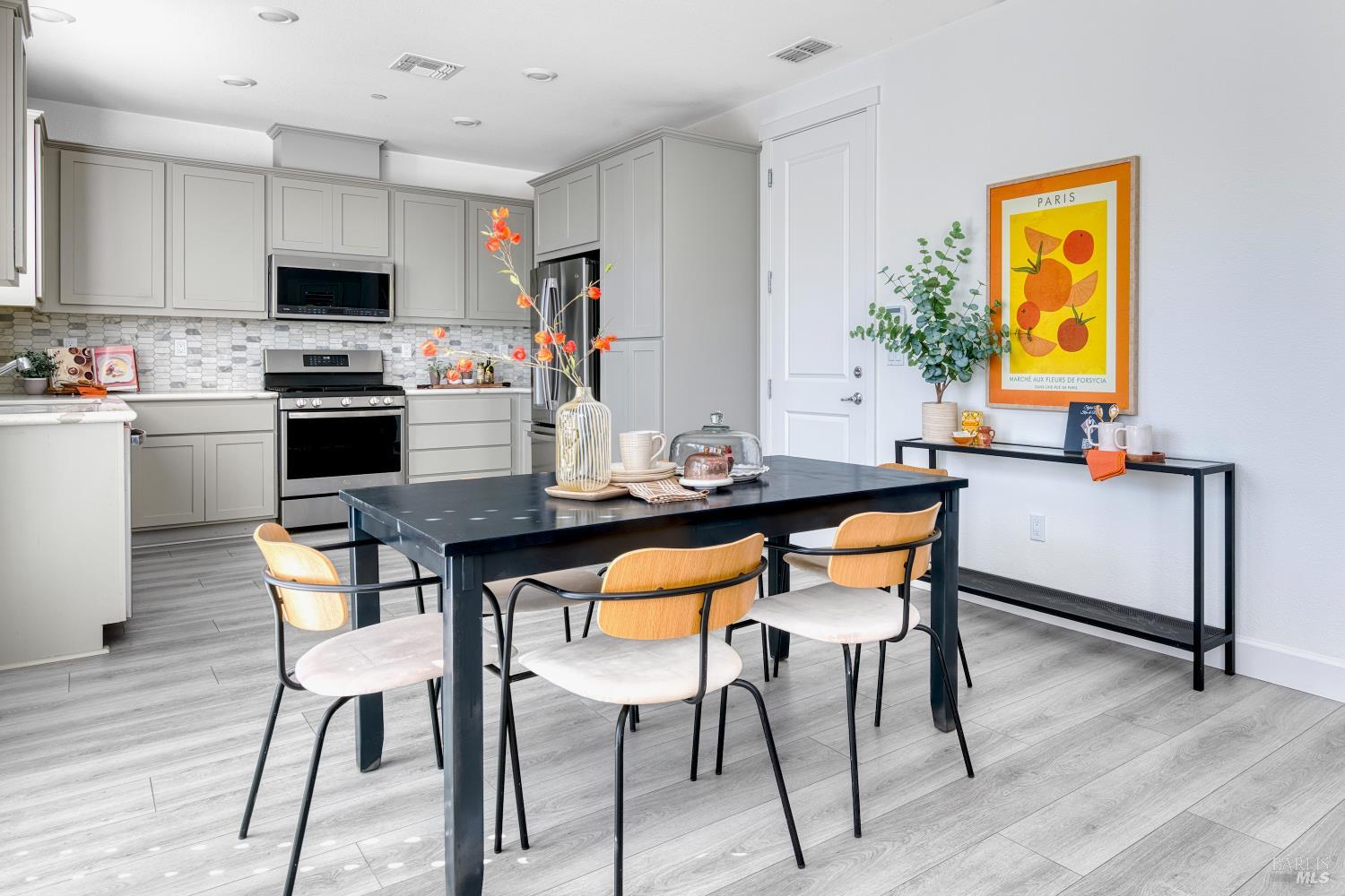 Detail Gallery Image 14 of 41 For 704 Granite Ln, Fairfield,  CA 94534 - 5 Beds | 3 Baths