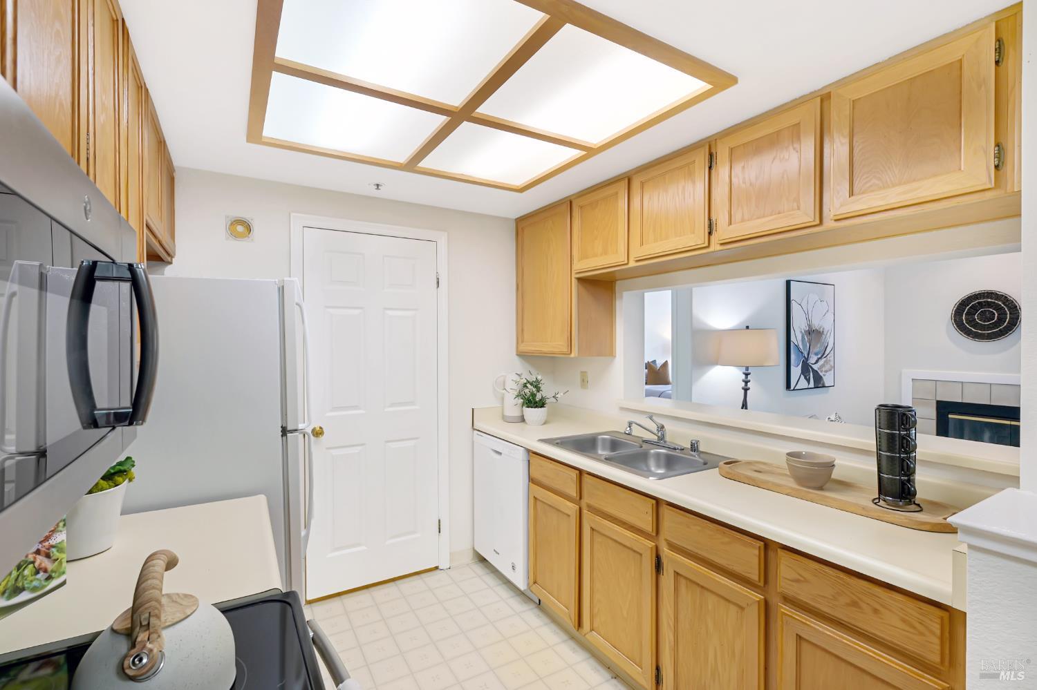 Detail Gallery Image 11 of 32 For 506 Dursey Dr, Pinole,  CA 94564 - 2 Beds | 2 Baths