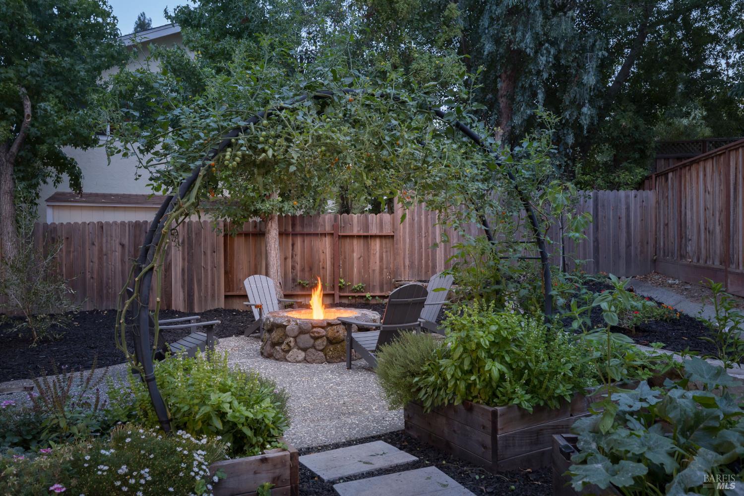 Detail Gallery Image 25 of 36 For 2527 Vintage Ct, Napa,  CA 94558 - 4 Beds | 2/1 Baths