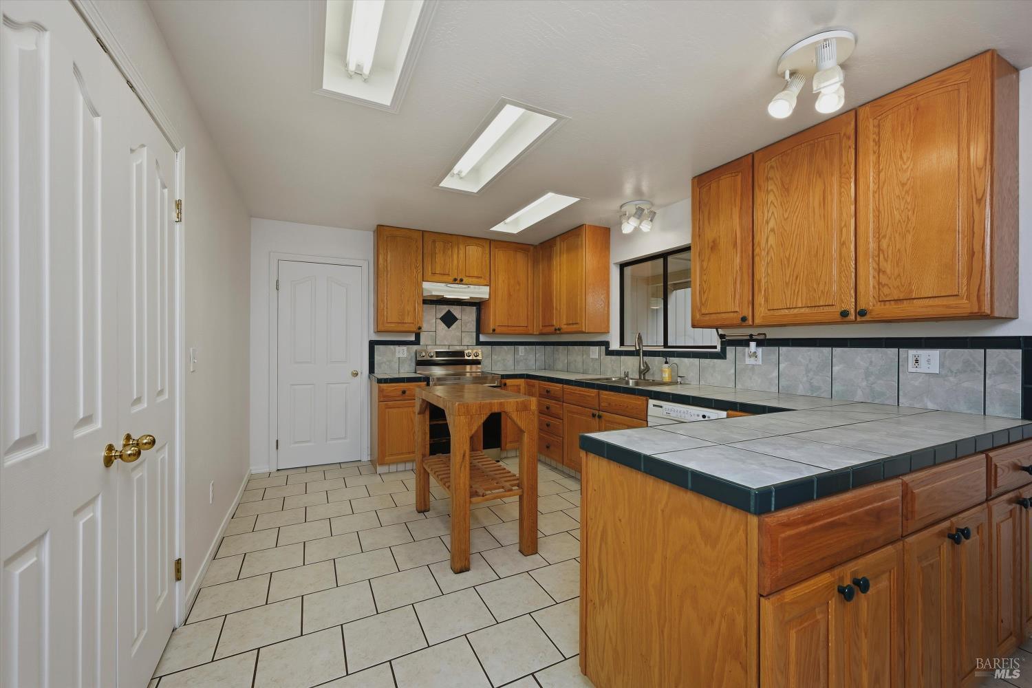 Detail Gallery Image 3 of 26 For 16610 Mountain View Dr, Cobb,  CA 95426 - 3 Beds | 2 Baths