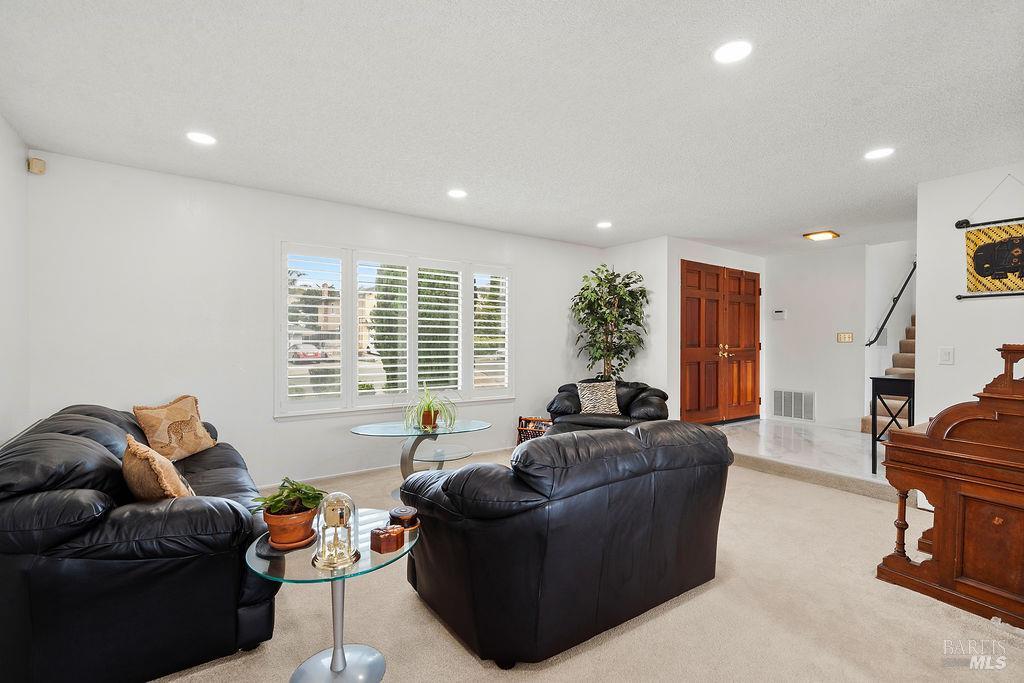 Detail Gallery Image 6 of 49 For 1305 Corcoran Ave, Vallejo,  CA 94589 - 4 Beds | 2/1 Baths