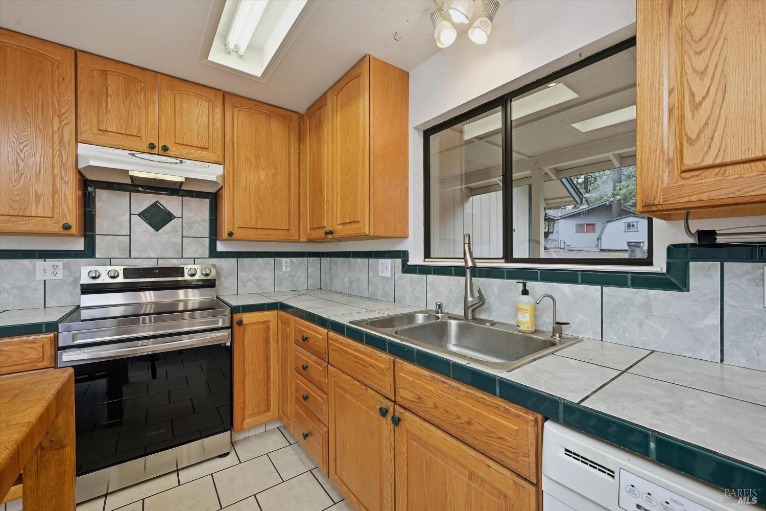 Detail Gallery Image 2 of 26 For 16610 Mountain View Dr, Cobb,  CA 95426 - 3 Beds | 2 Baths