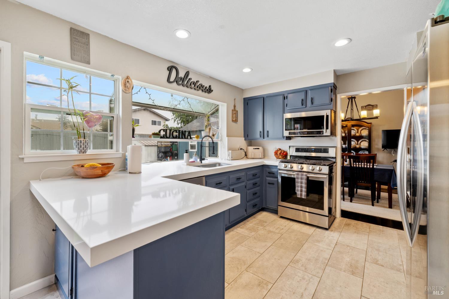 Detail Gallery Image 12 of 48 For 831 Wood Ln, Petaluma,  CA 94954 - 4 Beds | 3 Baths