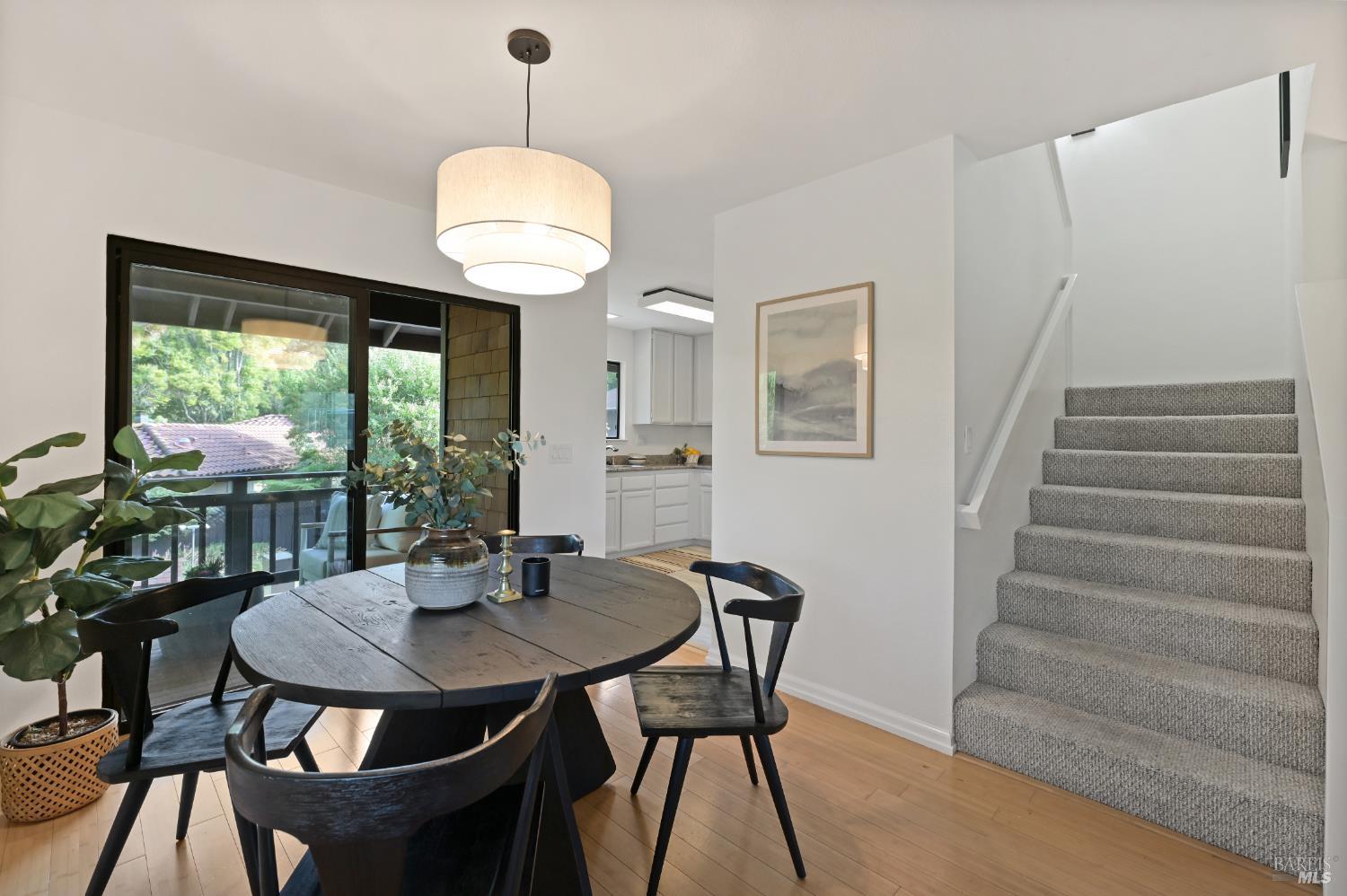 Detail Gallery Image 2 of 29 For 1 Aspen Ct, San Anselmo,  CA 94960 - 2 Beds | 1/1 Baths